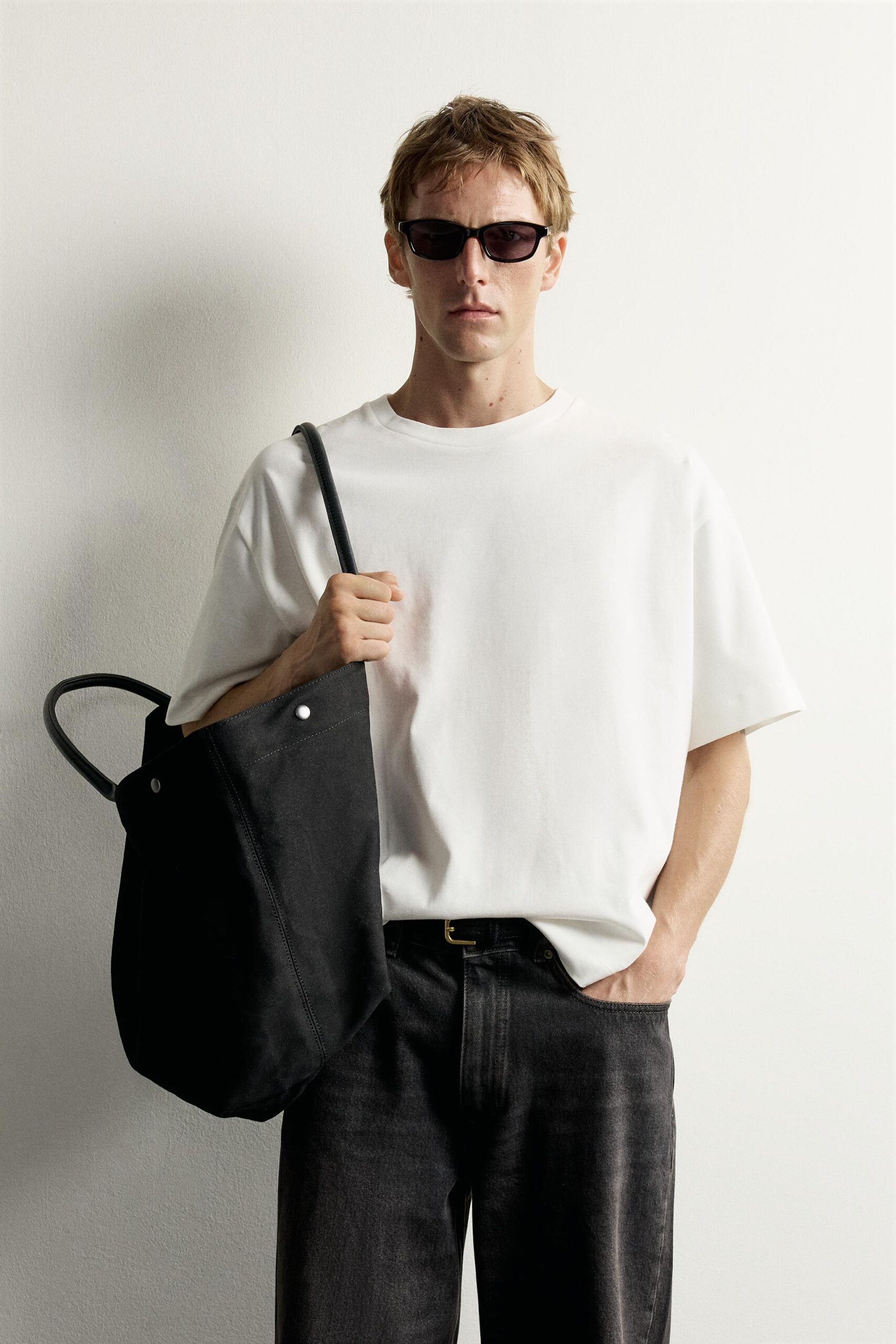 T-SHIRT À IMPRIMÉS ET BRODERIES