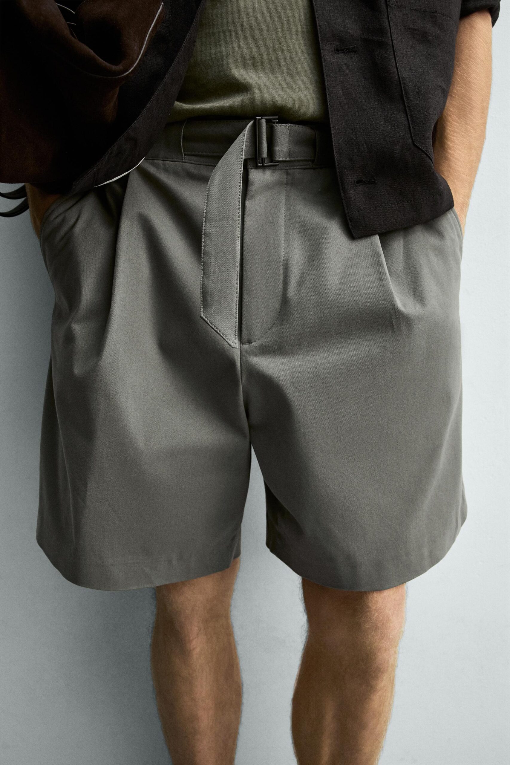 SHORT À PLIS ET CEINTURE, COUPE DÉCONTRACTÉE