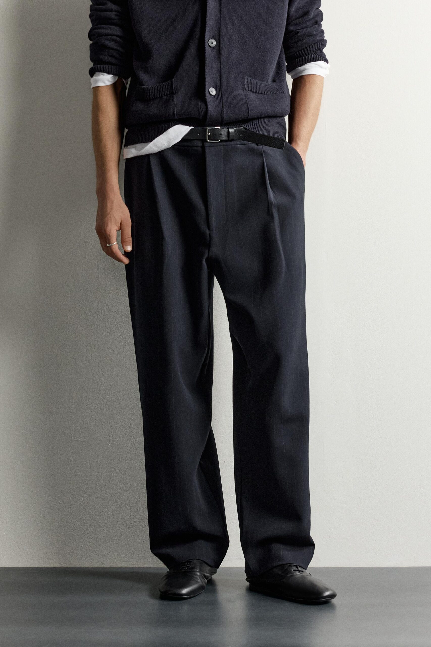 PANTALON COUPE DÉCONTRACTÉE À PLIS